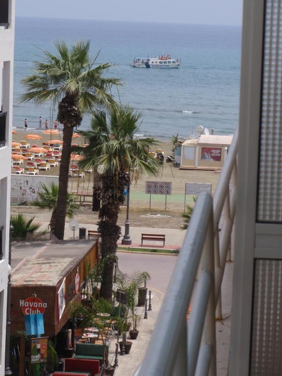 Palm Sea Beach Hotel Apartments Larnaca Exterior photo