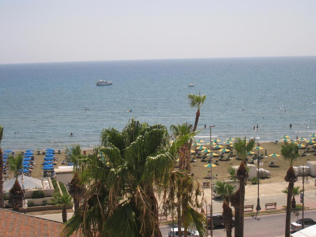 Palm Sea Beach Hotel Apartments Larnaca Exterior photo